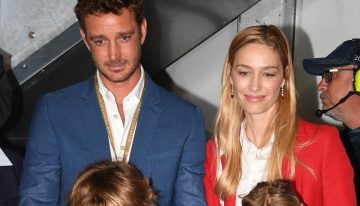 Beatrice Borromeo tiene los básicos imprescindibles (camisa blanca y bailarinas nude) para los looks primaverales más elegantes