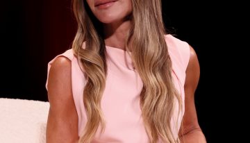 Edviga Bobocea, peluquera y experta en color: «Para que el tono de pelo dure más, el truco es aplicar una mascarilla con color una vez por semana para reponer el matiz que se pierde con los lavados»