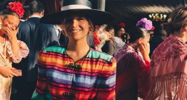 La invitada más elegante del año no la hemos visto en una boda sino en la feria de Abril, y lleva una chaqueta preciosa con el estampado tendencia