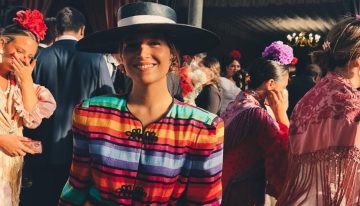 La invitada más elegante del año no la hemos visto en una boda sino en la feria de Abril, y lleva una chaqueta preciosa con el estampado tendencia