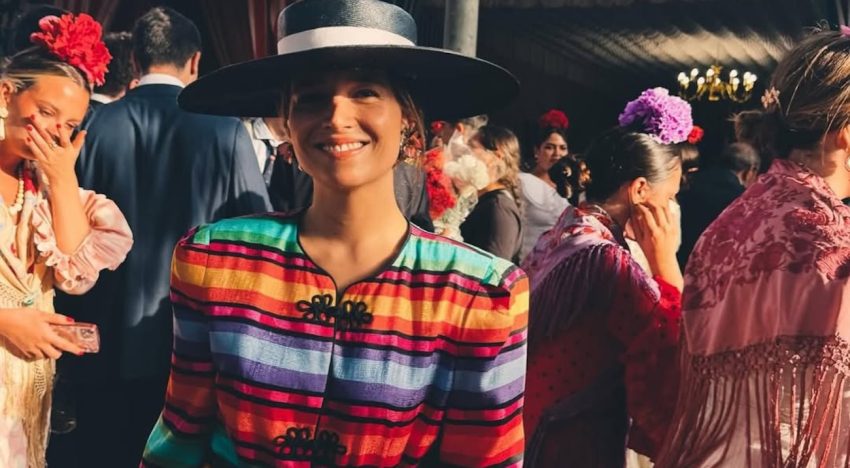 La invitada más elegante del año no la hemos visto en una boda sino en la feria de Abril, y lleva una chaqueta preciosa con el estampado tendencia