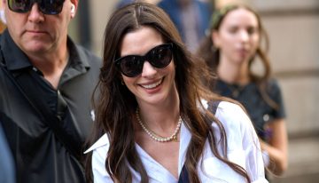 El collar de perlas que Anne Hathaway no se quita en todo el rodaje de El Diablo se viste de Prada 2 es el nuevo accesorio que todas queremos