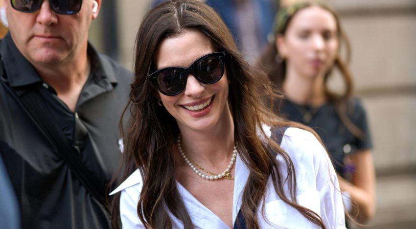 El collar de perlas que Anne Hathaway no se quita en todo el rodaje de El Diablo se viste de Prada 2 es el nuevo accesorio que todas queremos