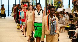 Chanel en Biarritz o las 5 claves de su desfile Crucero, del gorrito viral de nadadora a las sandalias que marcarán tendencia este verano (y que nunca antes habías visto)