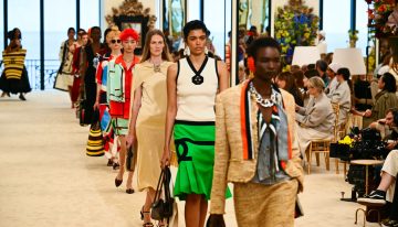 Chanel en Biarritz o las 5 claves de su desfile Crucero, del gorrito viral de nadadora a las sandalias que marcarán tendencia este verano (y que nunca antes habías visto)