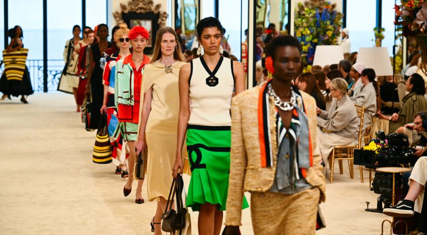 Chanel en Biarritz o las 5 claves de su desfile Crucero, del gorrito viral de nadadora a las sandalias que marcarán tendencia este verano (y que nunca antes habías visto)