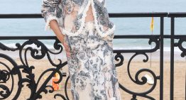 Estaban Carlota Casiraghi y Nicole Kidman, pero el look más bonito de Chanel lo llevó la invitada española más elegante  al desfile crucero en Biarritz