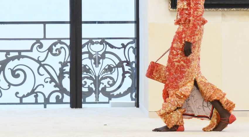 La sandalia que nadie vio venir del desfile de Chanel nos tiene a las editoras de moda  de TELVA alucinadas… ¿quién dijo que todo estaba inventado?