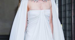 ¿Sientes con la llegada del buen tiempo el impulso de aclararse el pelo a lo Dakota Johnson? La clave está en iluminar, no en cambiar (según una peluquera experta)