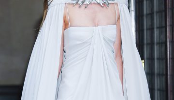 ¿Sientes con la llegada del buen tiempo el impulso de aclararse el pelo a lo Dakota Johnson? La clave está en iluminar, no en cambiar (según una peluquera experta)