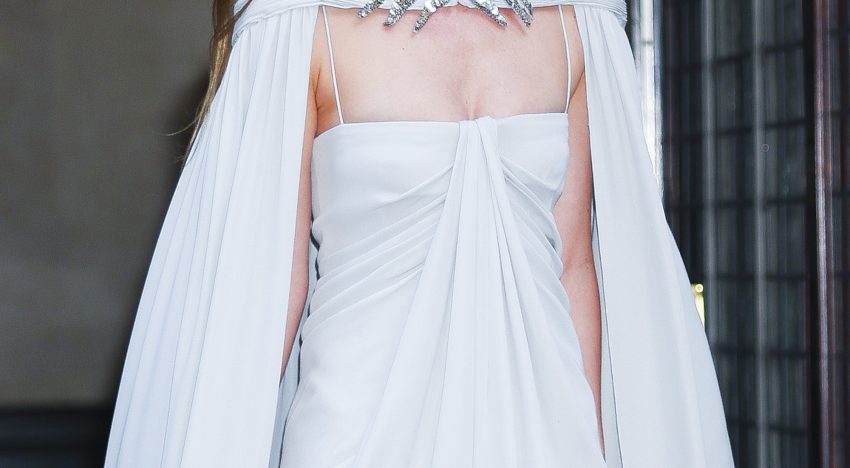 ¿Sientes con la llegada del buen tiempo el impulso de aclararse el pelo a lo Dakota Johnson? La clave está en iluminar, no en cambiar (según una peluquera experta)