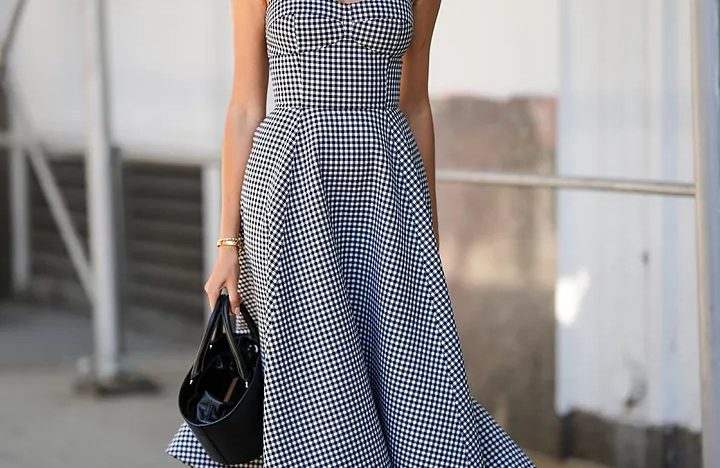 Acabo de volver de Nueva York y he visto a casi tantas mujeres elegantes en la quinta avenida con este vestido del «Zara norteamericano» como colas en Sephora por un mismo cosmético