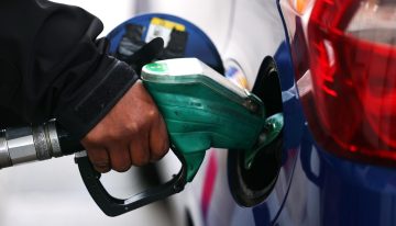 El petróleo de Texas sube 11 % ante el temor a una escalada en Irán tras discurso de Trump