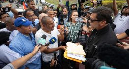 Trabajadores entregaron petición a Embajada de EEUU para mediar por mejores salarios (Fotos y Video)