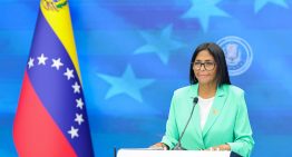 El falso pragmatismo de Delcy: pide corregir errores mientras desata ola represiva en Caracas