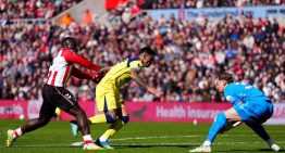 Lluvia de insultos racistas al jugador neerlandés que empujó a Cuti Romero y provocó la lesión que preocupa a la Selección: «Inaceptable»