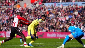 Lluvia de insultos racistas al jugador neerlandés que empujó a Cuti Romero y provocó la lesión que preocupa a la Selección: «Inaceptable»