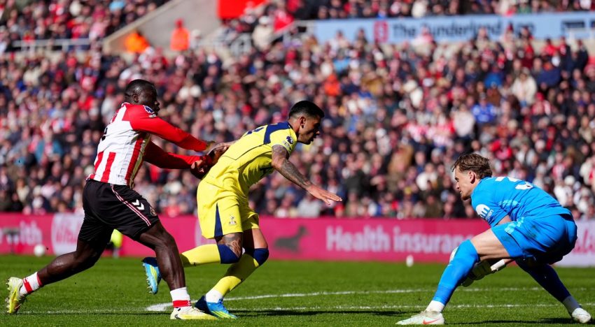 Lluvia de insultos racistas al jugador neerlandés que empujó a Cuti Romero y provocó la lesión que preocupa a la Selección: «Inaceptable»