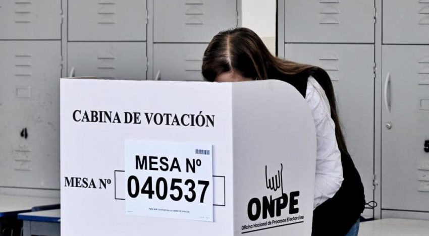 Candidatos de derecha lideran encuestas en Perú