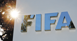 Futbolistas y árbitros se preparan para el experimento de la FIFA sobre el fuera de juego