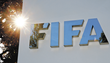 Futbolistas y árbitros se preparan para el experimento de la FIFA sobre el fuera de juego