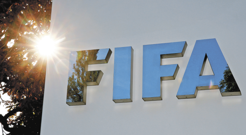 Futbolistas y árbitros se preparan para el experimento de la FIFA sobre el fuera de juego