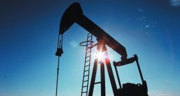 Precios del petróleo caen, aunque se mantienen lejos de niveles previos a la guerra en Oriente Medio