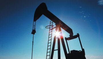 Precios del petróleo caen, aunque se mantienen lejos de niveles previos a la guerra en Oriente Medio