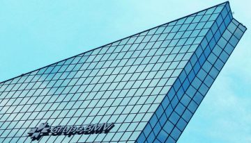 Bolsa mexicana negocia con ganancias; acciones de Televisa suben con fuerza