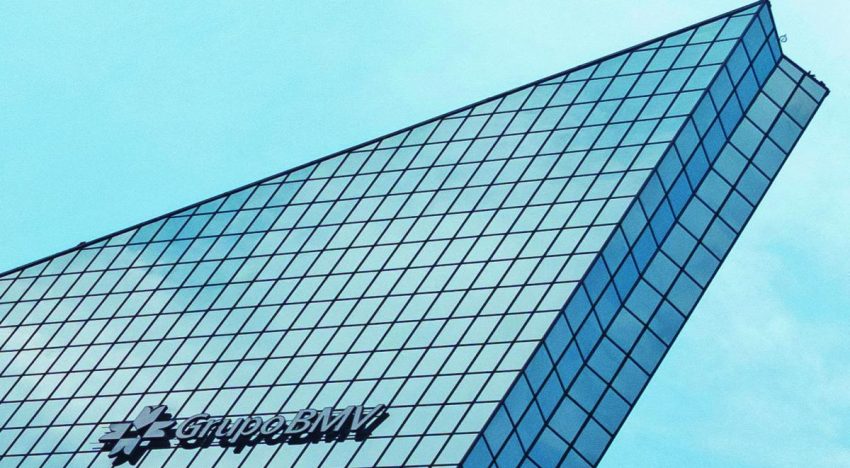 Bolsa mexicana negocia con ganancias; acciones de Televisa suben con fuerza