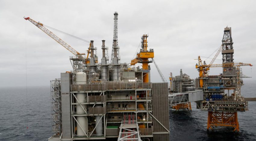 Precios del petróleo suben por temor a que se prolongue el bloqueo en el estrecho de Ormuz