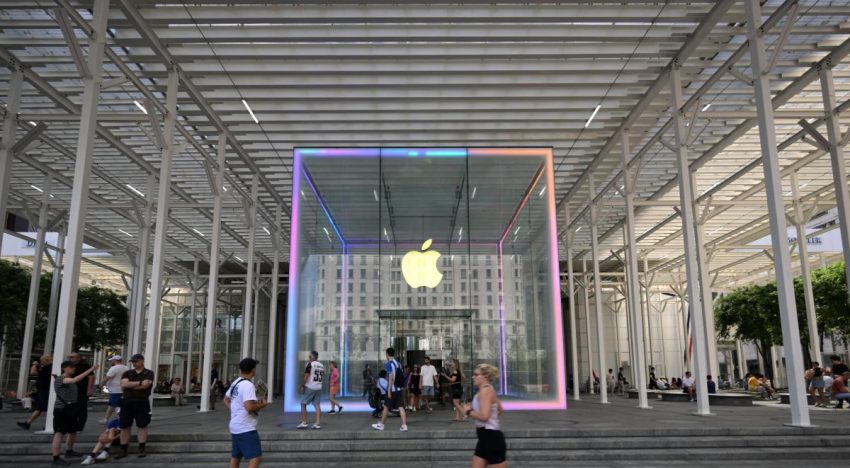 Apple baja en Wall Street tras nombramiento de John Ternus