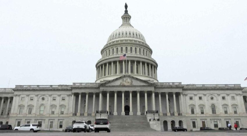 Dos congresistas de EU dimiten y otros dos enfrentan una posible e inusual expulsión de la Cámara