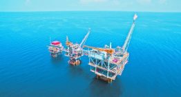 Precios del petróleo se vuelven a disparar a más de 100 dólares por barril tras discurso de Trump