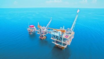 Precios del petróleo se vuelven a disparar a más de 100 dólares por barril tras discurso de Trump