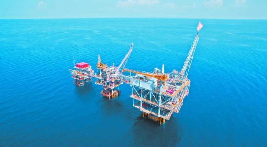 Precios del petróleo se vuelven a disparar a más de 100 dólares por barril tras discurso de Trump