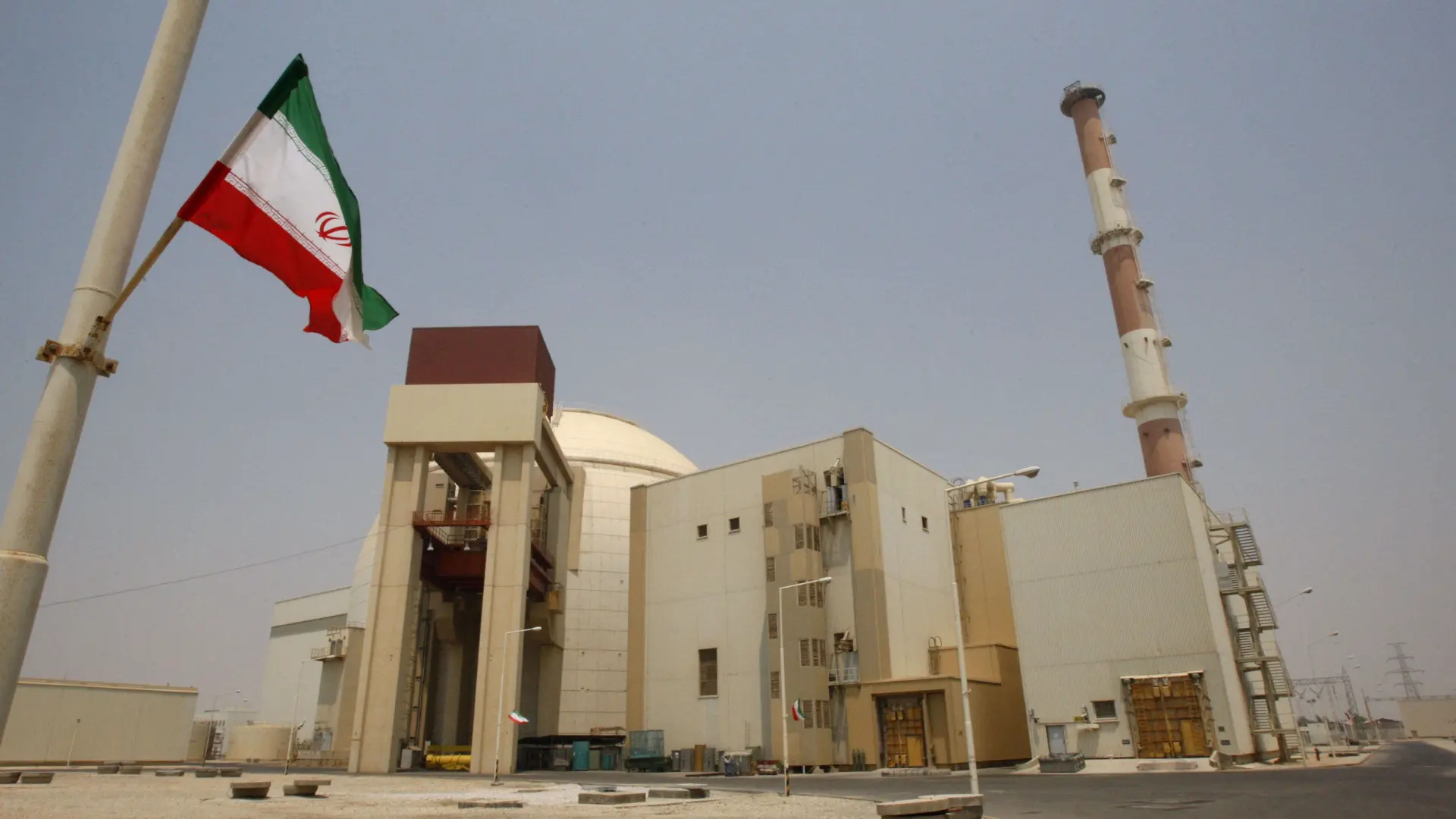 Irán denuncia un ataque de EEUU e Israel a la central nuclear de Bushehr, que ha dejado un muerto y daños en un edificio