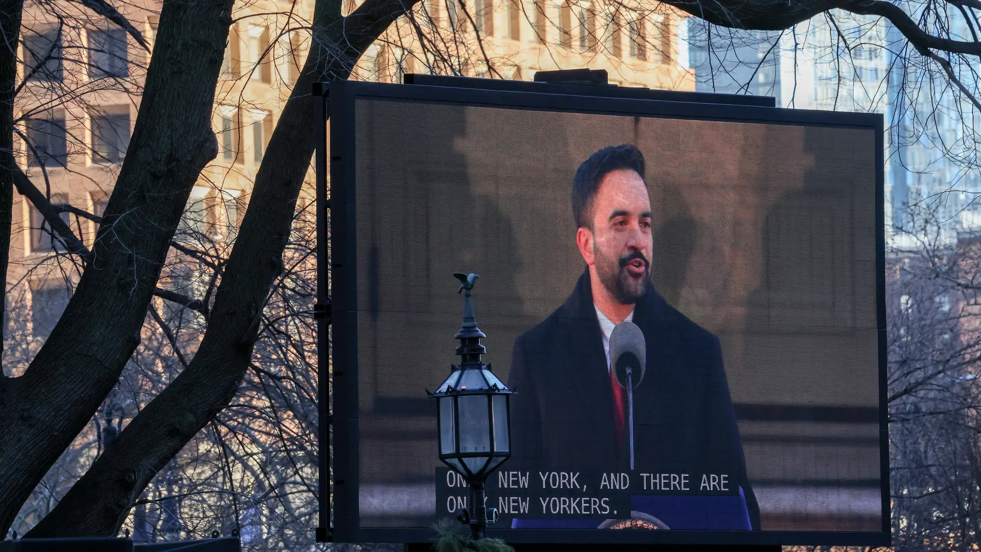 Los bodegueros de Nueva York arremeten contra su alcalde que abre el primer supermercado público