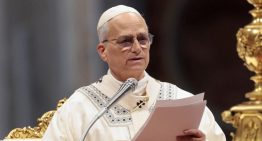 El papa inicia una visita histórica a Argelia y rechaza «debatir» con Trump