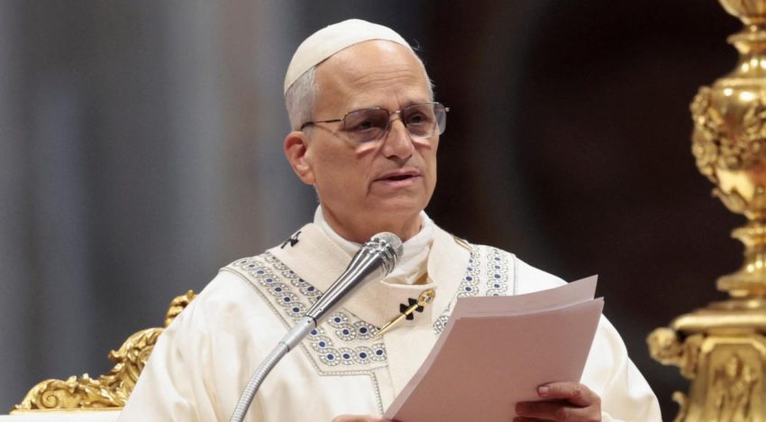 El papa inicia una visita histórica a Argelia y rechaza «debatir» con Trump