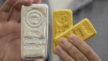 Oro y plata caen por alza del dólar y estancamiento de negociaciones entre EU e Irán