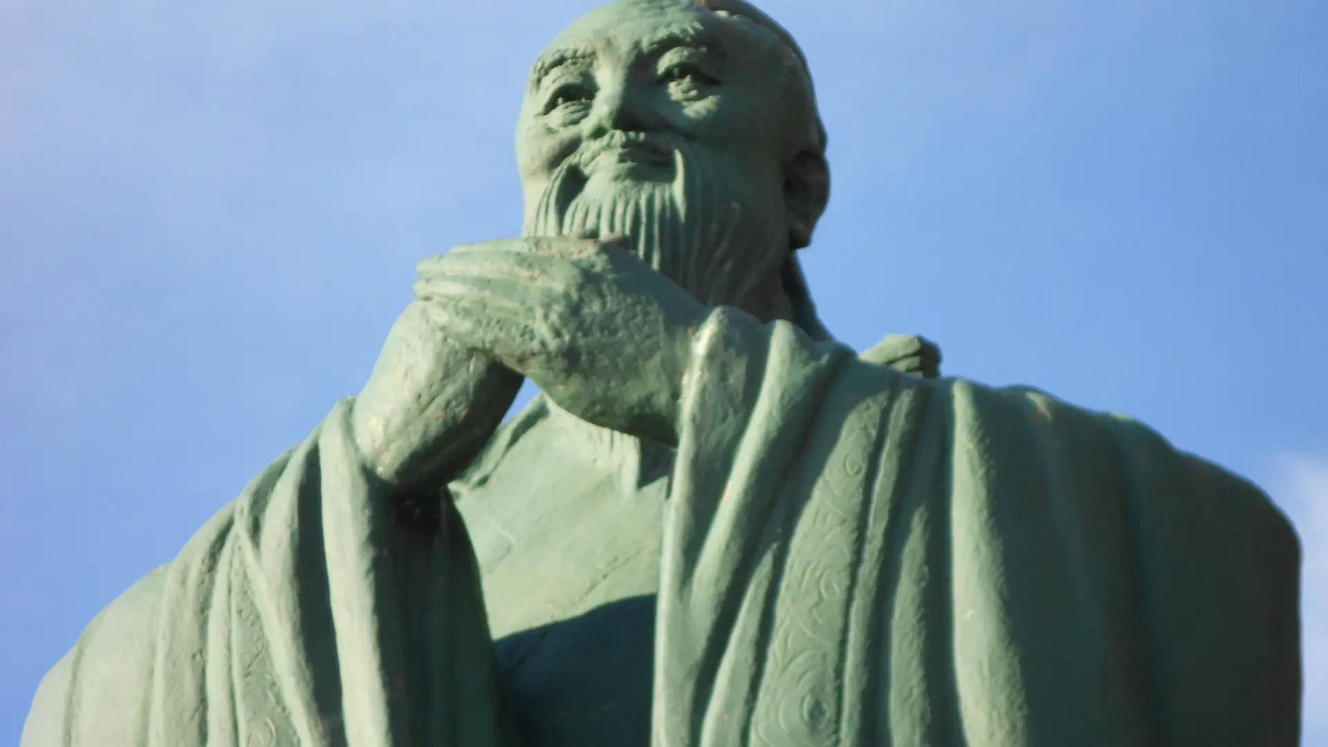 Confucio, filósofo chino: «El hombre que mueve montañas empieza llevando pequeñas piedras»