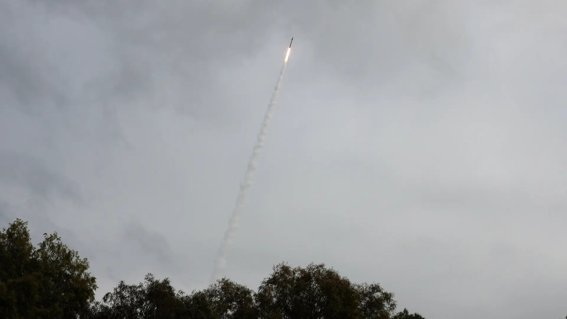 Israel acusa a Hezbolá de violar el alto el fuego con un lanzamiento de cohetes y un dron desde el Líbano