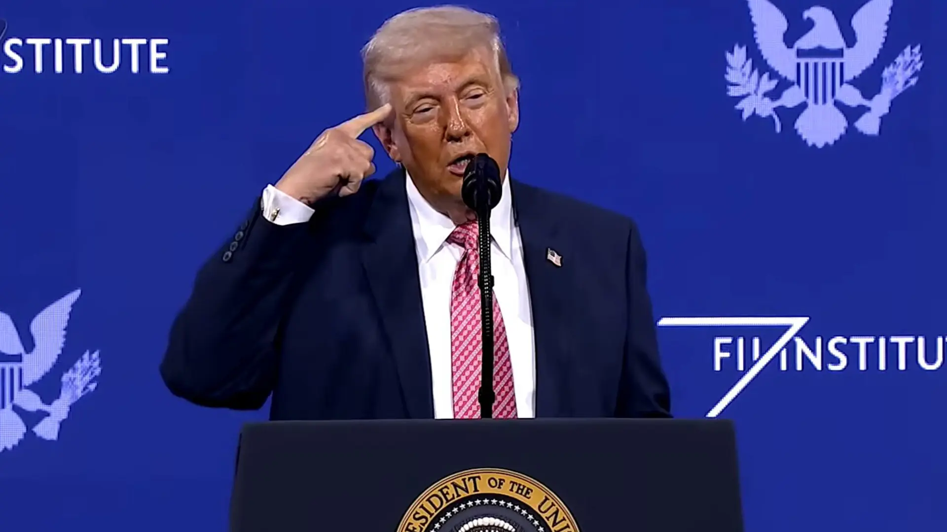 Trump va un paso más en su órdago y asegura que está pensando «seriamente» en sacar a EEUU de la OTAN: «Es un tigre de papel»