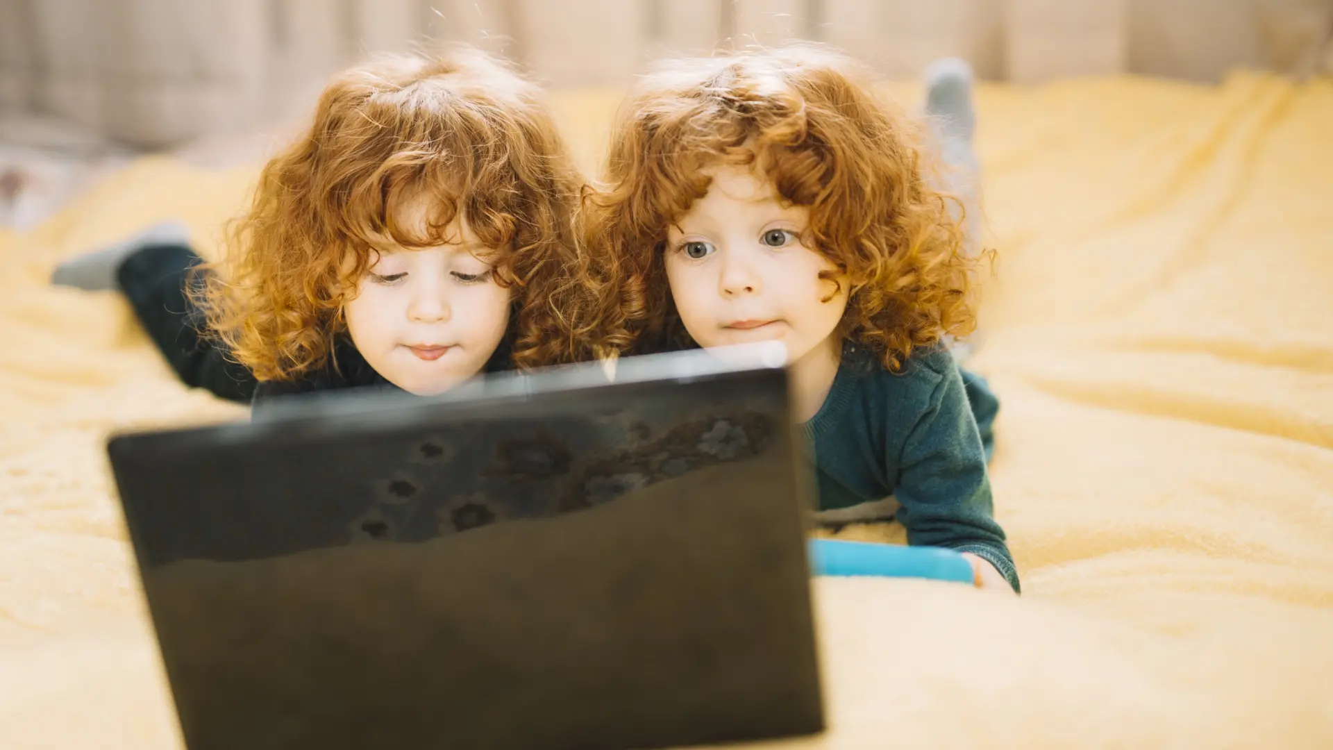 El abuso de dispositivos en niños pequeños puede imitar signos del autismo, según los expertos