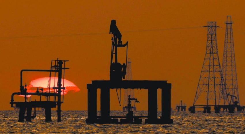 El petróleo se dispara y los futuros bursátiles caen por la tensión en Oriente Medio