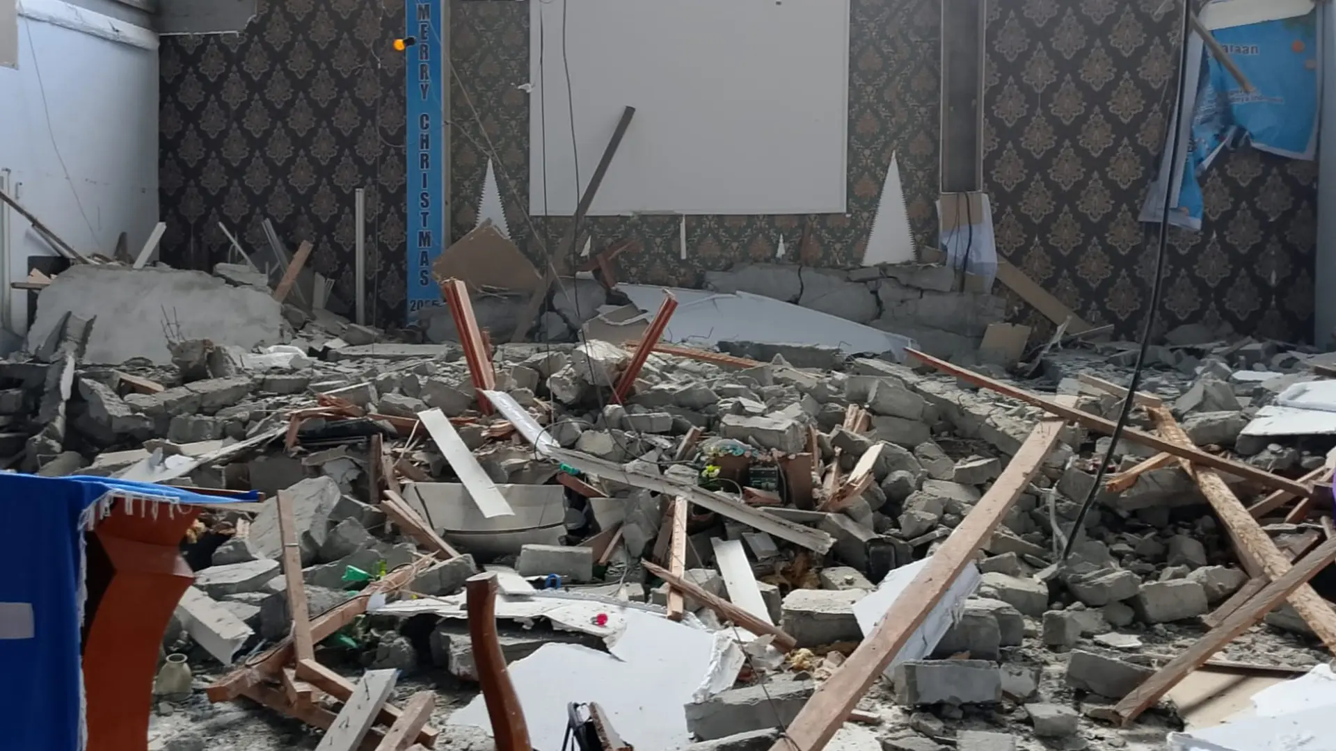 Un puente temblando, edificios colapsados… Los vídeos del fuerte terremoto que ha dejado al menos un muerto en Indonesia