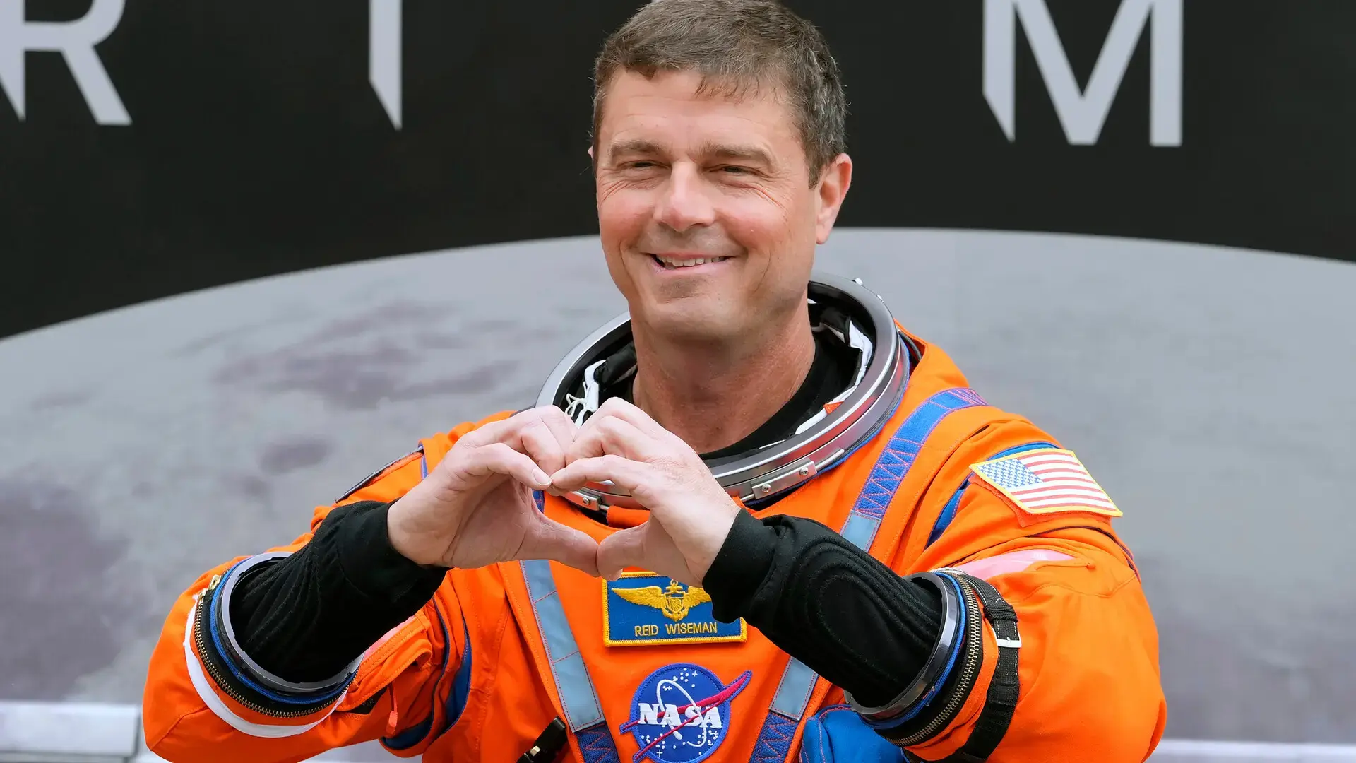 La emotiva despedida del astronauta Reid Wiseman y sus hijas antes de embarcar en la misión Artemis II que se ha hecho viral