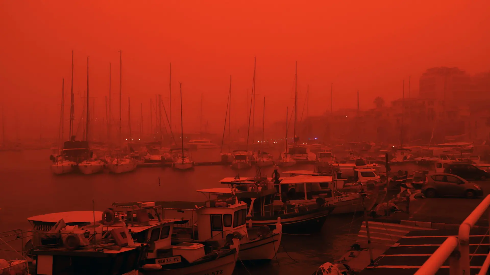 Una virulenta tormenta de polvo africano tiñe de rojo el cielo y las calles de Creta