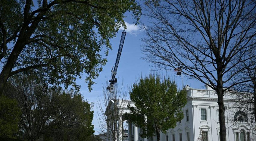 Tribunal permite que continúe construcción de salón baile de la Casa Blanca, al menos por el momento